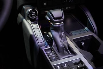 Cần số Toyota Land Cruiser Prado 2025 dễ điều khiển hơn và tinh tế hơn với kích thước gọn gàng