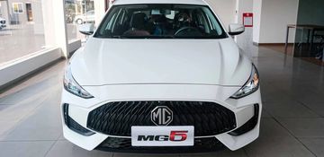 Lưới tản nhiệt trên bản STD chỉ có ốp cùng màu xe