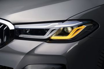 Tuỳ chọn cao cấp nhất là hệ thống đèn Laser trên hai bản M Sport