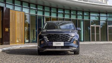 Hyundai Custin 2024 có kích thước tổng thể nhỏ hơn đôi chút so với Kia Carnival