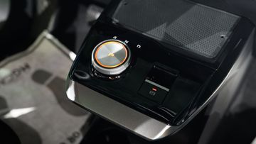 MG4 EV 2024 trang bị cần số điện tử với một núm xoay gọn gàng, kết hợp phanh tay điện tử