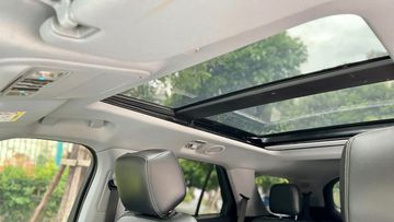 Cửa sổ trời toàn cảnh trên Ford Explorer 2024