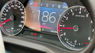 Phía sau vô lăng là cụm đồng hồ Analog