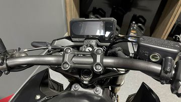 Honda CB500F 2023 vẫn sử dụng đồng hồ kỹ thuật số toàn phần đơn sắc có giao diện thân thiện