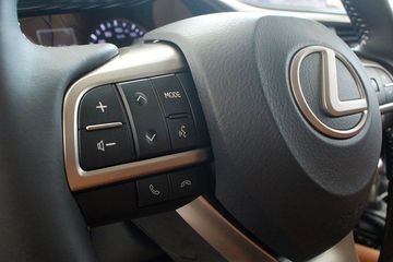 Các phím tiện ích tích hợp trên vô-lăng Lexus RX 350 2024
