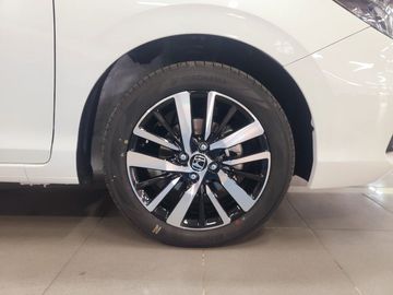 Phiên bản RS trang bị lazang 16 inch 5 chấu kép, 2 tông màu tương phản kết hợp cùng bộ lốp 185/55R16