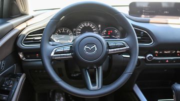 Mazda CX-30 2024 được trang bị cụm vô lăng 3 chấu bọc da, viền kim loại với đầy đủ các phím bấm chức năng