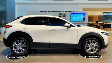 Thân xe Mazda CX-30 2024 mang dáng dấp có phần điệu đà như Mazda 3, nhưng vững chãi, cao ráo và thể thao hơn