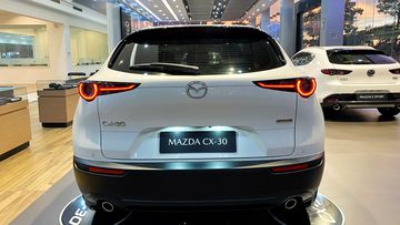 Thiết kế đuôi xe kế thừa form dáng từ Mazda 3 hatchback giúp đem đến cái nhìn năng động và hiện đại