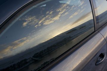 Phim cách nhiệt là những tấm phim mỏng được dán lên kính giúp hạn chế ảnh hưởng của nhiệt độ môi trường lên không gian bên trong xe