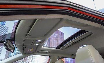 Cửa sổ trời chỉ có trên 2 bản Premium cao cấp