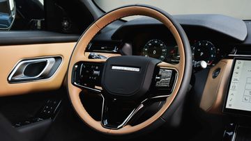 Vô lăng Range Rover Velar 2025 cũng được làm với thiết kế 3 chấu hiện đại