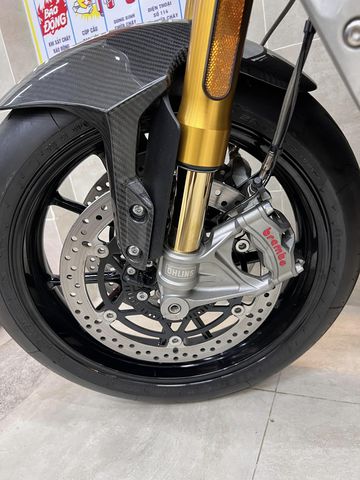 Kẹp phanh Brembo Stylema và lốp Metzeler RACETEC RR
