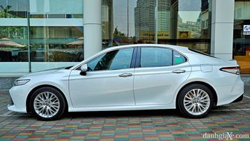 Dáng xe Toyota Camry 2020 la zăng đời 2019 - 2020 không màu mè