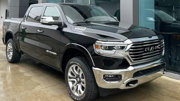 Đầu xe Jeep RAM 1500 2024 rắn rỏi với cụm lưới tản nhiệt dạng tổ ong mở rộng