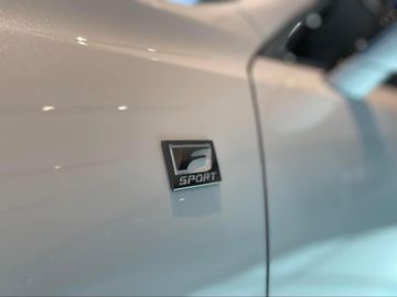 Hông xe Lexus ES 250 F Sport 2024 mang những đường nét mềm mại và nổi bật với logo Sport