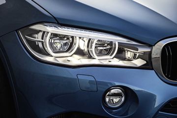 Cụm đèn xe nổi bật ở đầu xe BMW X6 thế hệ 2