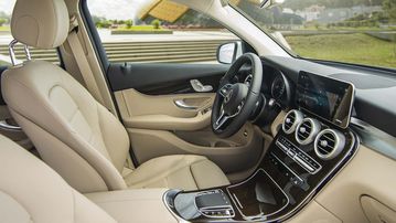 Bảng điều khiển liền khối thiết kế dạng thác đổ đẹp mắt