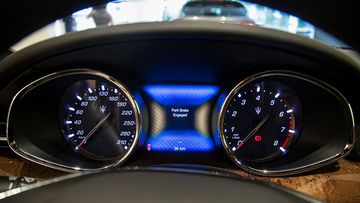 Cụm đồng hồ kỹ thuật bao gồm 2 vòng tròn con