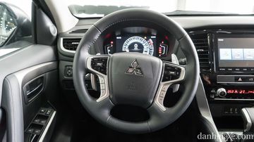 Vô lăng xe Mitsubishi Pajero Sport 2021