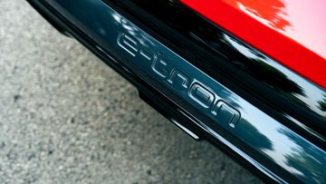 Cản sau Audi Q8 e-tron 2024 dập nổi dòng chữ biểu tượng e-tron đặc trưng của Audi