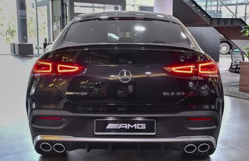 Phần đuôi xe AMG GLE 53 4Matic+ 2023 có thể dễ dàng hạ thấp 50 mm để chất dỡ đồ đạc