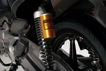 Hệ thống giảm xóc sau mới giúp xe vận hành êm ái và giữ được tính ổn định khi ra/vào cua