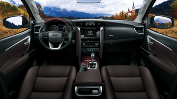 Không gian nội thất mạnh mẽ, sang trọng.