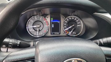 Phía sau vô lăng là đồng hồ kỹ thuật số