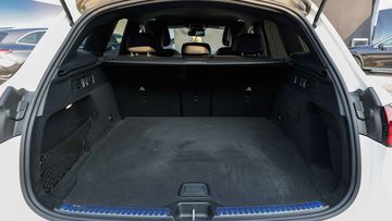 Mercedes-Benz GLC 2023 có dung tích khoang hành lý lên đến 620 lít