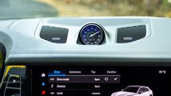 Cửa gió trung tâm Porsche Cayenne 2024 vẫn giữ thiết kế tinh tế trước đây