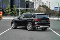 Các đường dập nổi thân xe BMW X5 có phần nhẹ nhàng hơn