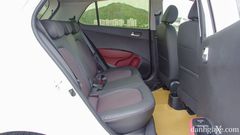 Ghế sau với khoảng duỗi chân và trần xe cao thoáng