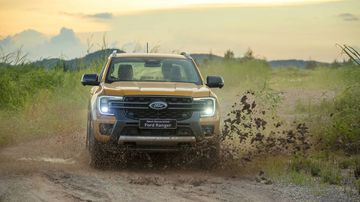 Mặc dù sở hữu thân hình vạm vỡ, bề thế, Ford Ranger 2024 vẫn phát huy mạnh mẽ khả năng cân bằng tốt giữa on-road và off-road