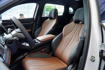 Ghế ngồi cả 2 phiên bản BYD Sealion 6 2025 đều được bọc da có nguồn gốc sinh học