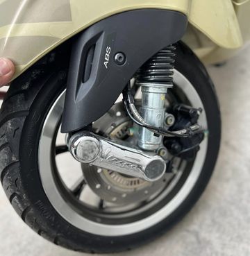 Phanh trước của xe là dạng đĩa 200mm đi kèm hệ thống chống bó cứng phanh ABS