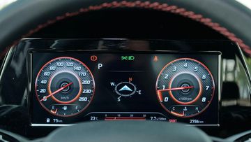 Bảng đồng hồ đa thông tin trên Hyundai Elantra 2024 là màn hình full digital cỡ lớn với kích thước 10.25 inch