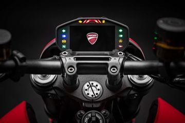 Màn hình trên Ducati Hypermotard 2023 hiển thị đầy đủ thông tin