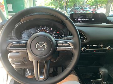 Mazda CX-30 2023 sở hữu vô lăng bọc da 3 chấu, với thiết kế thanh mảnh theo ngôn ngữ mới của thế hệ 7G