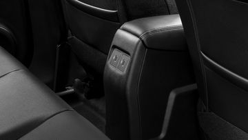 Hàng ghế sau Nissan Kicks 2023 e-POWER không có cửa gió điều hòa, mà thay bằng 2 cổng sạc USB