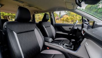 Ghế lái của Toyota Veloz Cross 2023 có thể chỉnh cơ 6 hướng và ghế phụ chỉnh cơ 4 hướng
