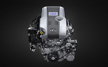 Lexus IS300h 2024 vận hành nhờ sự kết hợp của 2 khối động cơ xăng và điện