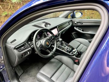 Toàn bộ ghế ngồi đều bọc da và có thiết kế khá ôm lưng người điều khiển, giúp tránh bị mỏi khi di chuyển lâu