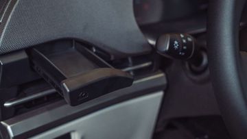 Vị trí ghế lái có thêm hộc đựng đồ nhỏ ở bên trái vô-lăng, giúp tài xế dễ dàng để những vật dụng cần thiết như thẻ xe, tiền