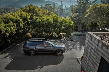 Tại thị trường Mỹ, Grand Cherokee L được xếp vào phân khúc SUV phổ thông cỡ lớn.