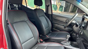 Tất cả các vị trí đều hỗ trợ chỉnh cơ, ghế phụ chỉnh 4 hướng và ghế lái lên đến 6 hướng