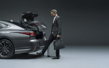 Lexus LS 2023 trang bị chìa khóa dạng thẻ tích hợp mở cốp rảnh tay