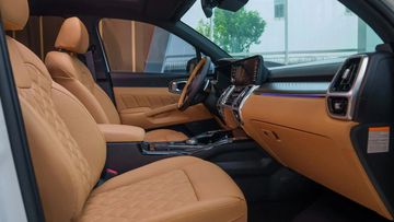 Hàng ghế trước trên Kia Sorento 2024 thiết kế ôm người, có tính năng chỉnh điện