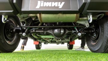 Ống xả Suzuki Jimny 2024 đặt ẩn bên dưới cản và có góc đặt khá cao