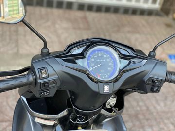 Suzuki Impulse 2023 vẫn sử dụng đồng hồ analog cơ học với thiết kế hình tròn truyền thống